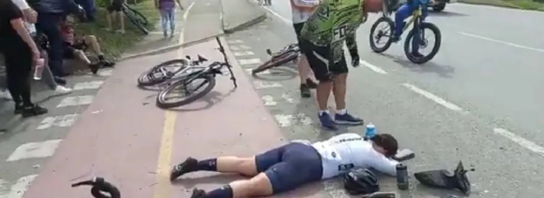 Vehiculo-arrollo-ciclistas-Antioquia-fugo.jpg