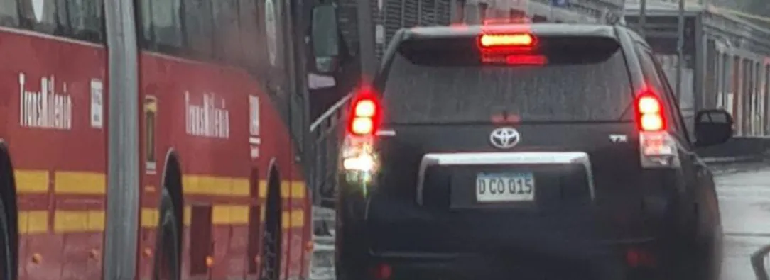 Vehiculo-de-la-Cancilleria-invade-carris-de-TransMilenio.jpg