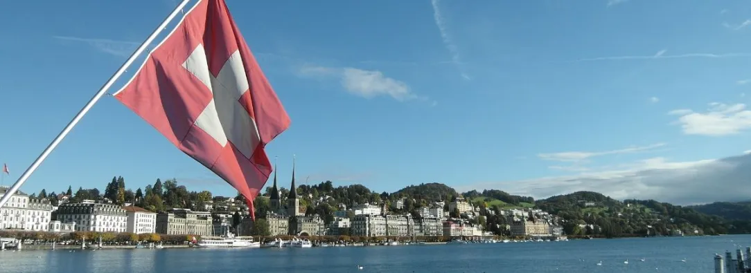 suiza-bandera-lago.jpg