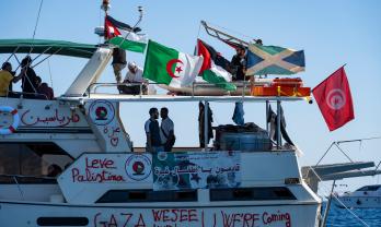 La flotilla Sumud, compuesta por más de cuarenta barcos con ayuda humanitaria para la Franja de Gaza, ingresó este martes a la denominada “zona de alto riesgo” en el Mediterráneo oriental. A bordo, más de 500 personas mantienen protocolos de emergencia ante la inminente llegada de embarcaciones de la Armada israelí, según el periodista español, Néstor Prieto que va a bordo en una de las embarcaciones.