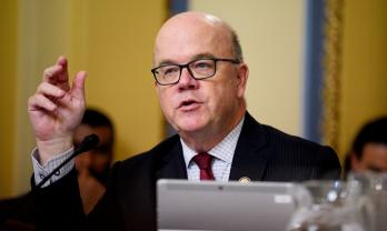 Jim McGovern denuncia ataque “ilegal” sin autorización del Congreso contra Venezuela