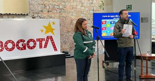 Carlos Fernando Galán y la gerente de EAAB, Natasha Avendaño