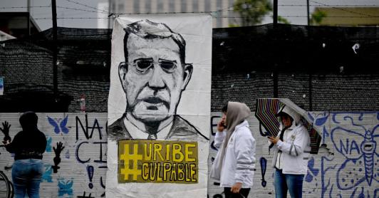 Muro con la imagen de Álvaro Uribe.