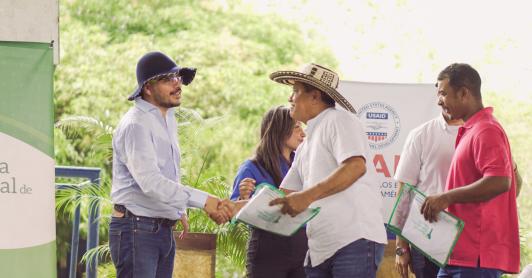 Avanza en la Reforma Agraria con entrega de tierras a comunidades desplazadas