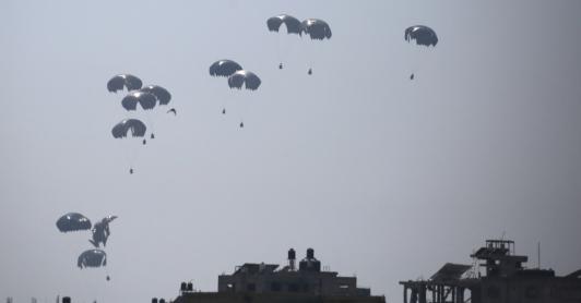Lanzamiento de ayuda humanitaria a Palestina. / Foto: AFP.