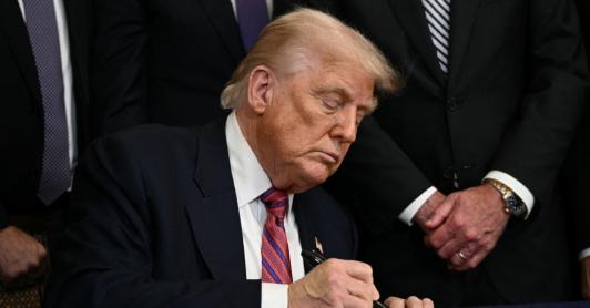 Trump cae en las encuestas sobre política de migración. / Foto: AFP.