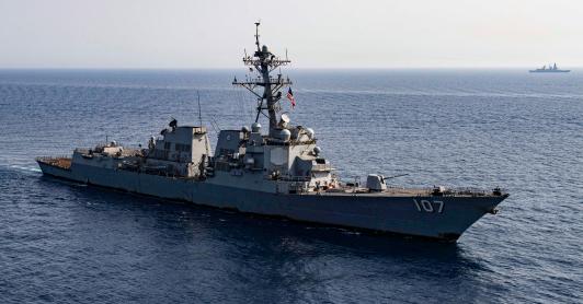 Esta fotografía facilitada por el Servicio de Distribución de Información Visual de Defensa de EE. UU. (DVIDS) muestra al destructor lanzamisiles clase Arleigh Burke USS Gravely (DDG 107) de la Armada de EE. UU.