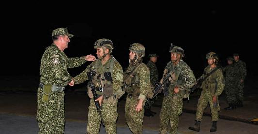 comandante de las Fuerzas Armadas de Colombia, almirante Francisco Cubides, estrecha la mano a soldados del ejército tras su liberación en San José del Guaviare.