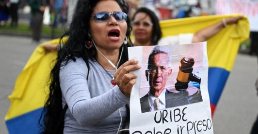 Manifestante en el complejo judicial de Paloquemao.