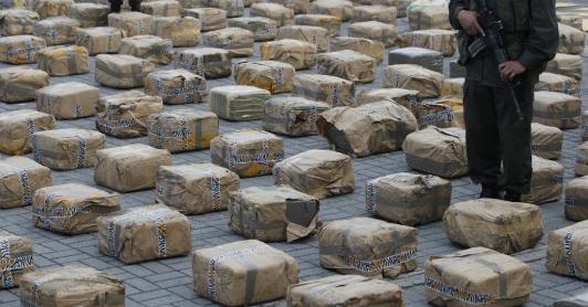 Policía custodia cargamento de marihuana decomisado.