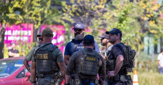La policía metropolitana de Washington D. C., agentes del ICE y del HSI establecen un control de carretera y comprueban si los conductores han cometido infracciones en Georgia Avenue.