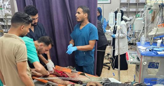 Los médicos operan la pierna herida de un paciente que se encuentra en la sala de traumatología del Complejo Médico Nasser en Khan Yunis, en el sur de Gaza.