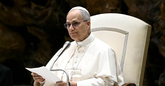 El papa León XIV pronuncia su discurso durante la audiencia general en la Sala Pablo VI del Vaticano.