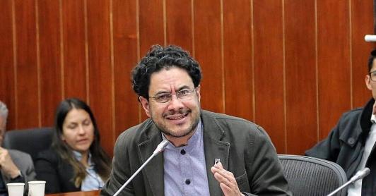 Abogado denuncia suplantación: falsificaron su firma para demandar al senador Iván Cepeda
