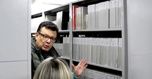 Gerente Hollman Morris con el archivo de la HJCK.