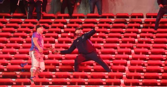 Disturbios en el estadio de Independiente. / Foto: AFP.