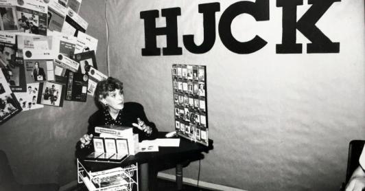 Gloria Valencia de Castaño en instalaciones de la HJCK.