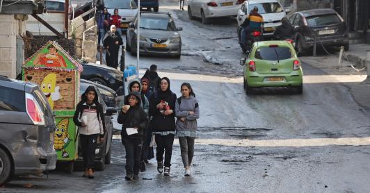 Estudiantes palestinos caminan por una calle del campo de refugiados de Shuafat, en Jerusalén Este. 