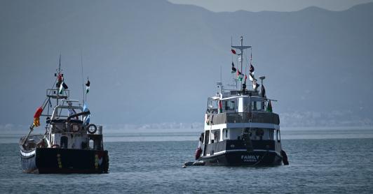 Un barco (R), conocido como «La Familia» y que forma parte de la Flotilla Global Sumud, está anclado frente a la costa del pueblo de Sidi Bou Said. 