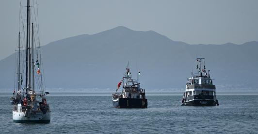 Un barco (R), conocido como «La Familia» y que forma parte de la Flotilla Global Sumud, está anclado frente a la costa del pueblo de Sidi Bou Said. 