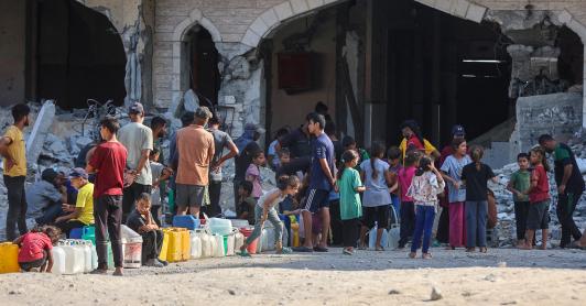 Los palestinos desplazados por el conflicto hacen cola para recoger agua en el complejo residencial Hamad City, construido por Catar, en el noroeste de Jan Yunis, en el sur de la Franja de Gaza.