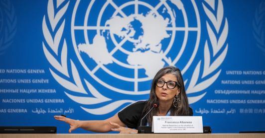 La relatora especial de las Naciones Unidas (ONU) sobre los territorios palestinos ocupados, Francesca Albanese, ofrece una rueda de prensa sobre la situación de los derechos humanos en Gaza, en Ginebra.