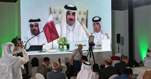 Los periodistas siguen el discurso del emir de Catar, el jeque Tamim bin Hamad Al-Thani, en el centro de prensa, durante la inauguración de la cumbre árabe-islámica de emergencia de 2025 en Doha. 