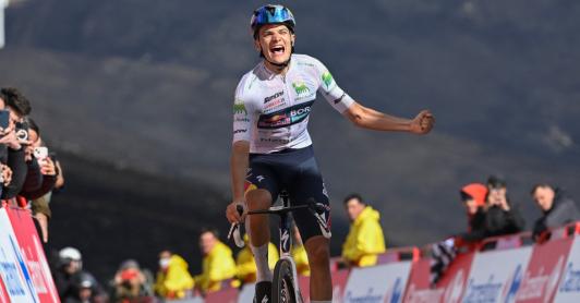 Giulio Pellizzari triunfó en la penúltima llega en alto de La Vuelta 2025