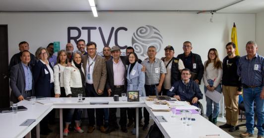 Hollman Morris junto a extrabajadores de Inravisión. / Foto: RTVC.