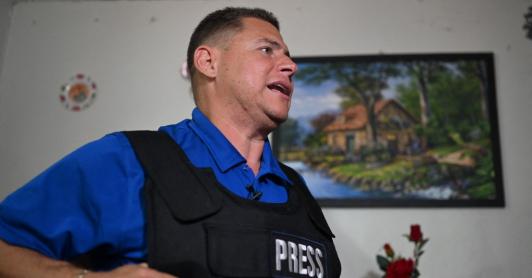 Periodista denuncia aislamiento y tortura psicológica tras ser detenido mientras transmitía protesta contra Trump