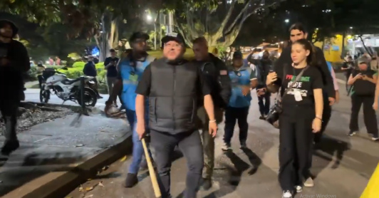 Andrés Gury Rodríguez amenazando a manifestantes en Medellín
