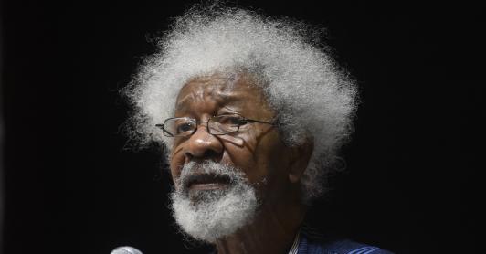 El escritor nigeriano Wole Soyinka habla durante una conferencia para conmemorar el 50 aniversario del fin de la Guerra Civil de Nigeria en Lagos. 