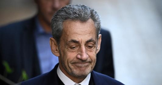 El expresidente francés Nicolas Sarkozy abandona su residencia para presentarse en la prisión de La Santé, donde cumplirá una condena de cinco años tras ser declarado culpable de conspiración criminal por un plan para que el difunto dictador libio Muamar el Gadafi financiara su campaña electoral de 2007, en París.