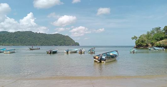 Se ven barcos en la costa de La Cueva Bay, en la costa norte de Trinidad y Tobago.