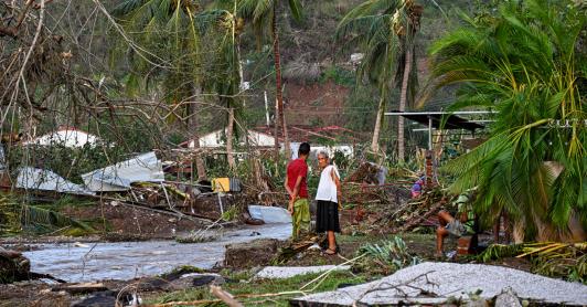 Una familia de la localidad de El Cobre, en la provincia de Santiago de Cuba, permanece en su casa destruida tras el paso del huracán Melissa.