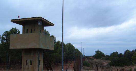 Torre de vigilancia y cercado de separación en la Base Militar extranjera como quiere instalar Daniel Noboa