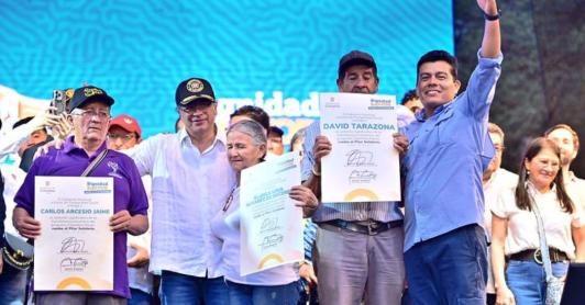 Presidente junto adultos mayores. / Foto: Departamento de Prosperidad Social.