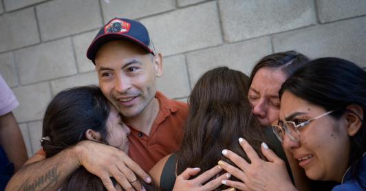 Los colombianos, 16 hombres y una mujer, ingresaron al país por el puente internacional Atanasio Girardot, en Norte de Santander, donde fueron recibidos por sus familias y sometidos a controles médicos y migratorios.