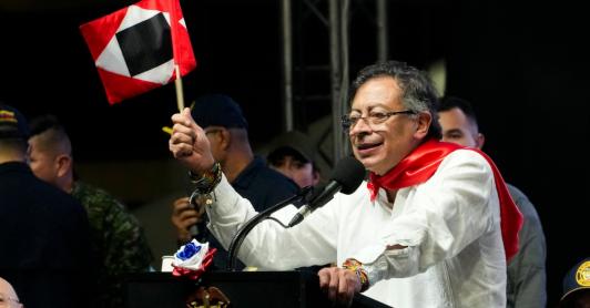 Presidente explica la bandera. / Foto: Presidencia.