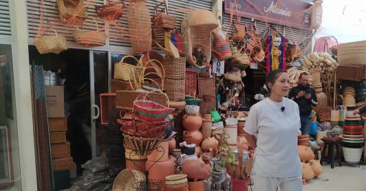 Venta de artesanías, plaza distrital de mercado del doce de octubre