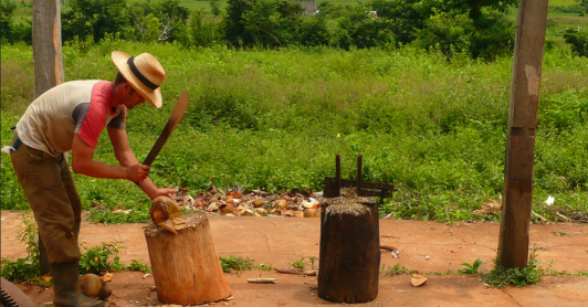 campesino cortando leña