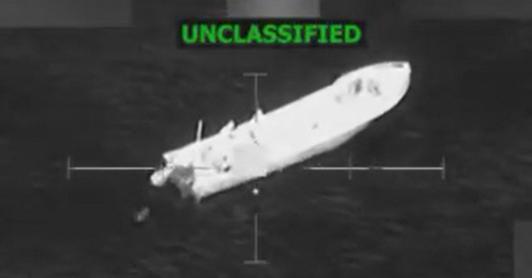 Esta captura de pantalla procede de un vídeo publicado por el secretario de Defensa de EE. UU., Pete Hegseth, en su cuenta de X, donde se ve una embarcación en el Caribe como objetivo militar.