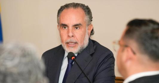 Salario mínimo podría llegar a $1.800.000 en 2026, según ministro Benedetti