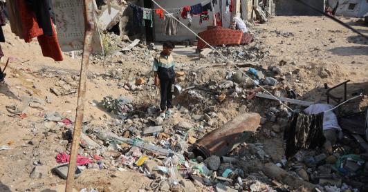 Un niño palestino observa un misil sin detonar en el barrio de Al-Rimal, en la ciudad de Gaza.