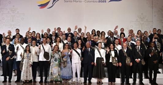 Los jefes de Estado y representantes posan para la foto de familia antes de la Cumbre CELAC UE en Santa Marta, Colombia.