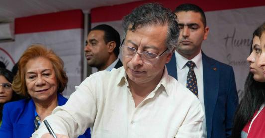 Presidente Petro firmando el compromiso de la ayuda humanitaria para Gaza en El Cairo, Egipto