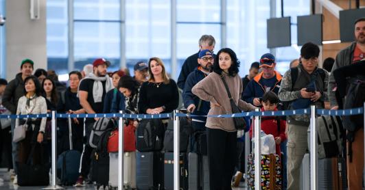 La gente espera en la fila del control de seguridad del Aeropuerto Intercontinental George Bush en Houston, Texas, por consecuencias del cierre administrativo del gobierno Trump.