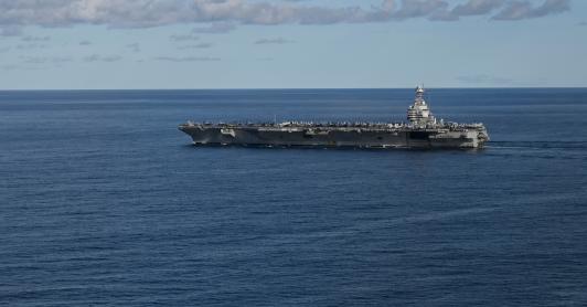 El portaaviones más grande del mundo, el USS Gerald R. Ford, navega por el mar del Norte durante el ejercicio Neptune Strike 2025 de la OTAN, dirigiéndose al Caribe.