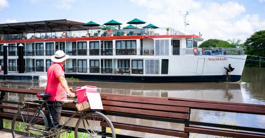 La operación del crucero, apoyada por entidades del Gobierno, impulsa empleo y desarrollo comunitario en municipios del Caribe colombiano como Mompox, Usiacurí y Magangué, a través del Río Magdalena. 