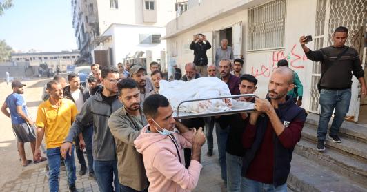 Los dolientes transportan el cadáver durante el funeral de un palestino que, según los médicos, murió el día anterior en un ataque militar israelí, desde el hospital Al-Shifa, en la ciudad de Gaza.